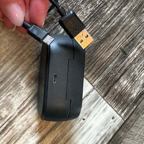 Skullcandy bluetooth wireless head phones. - Picture 2 of 5